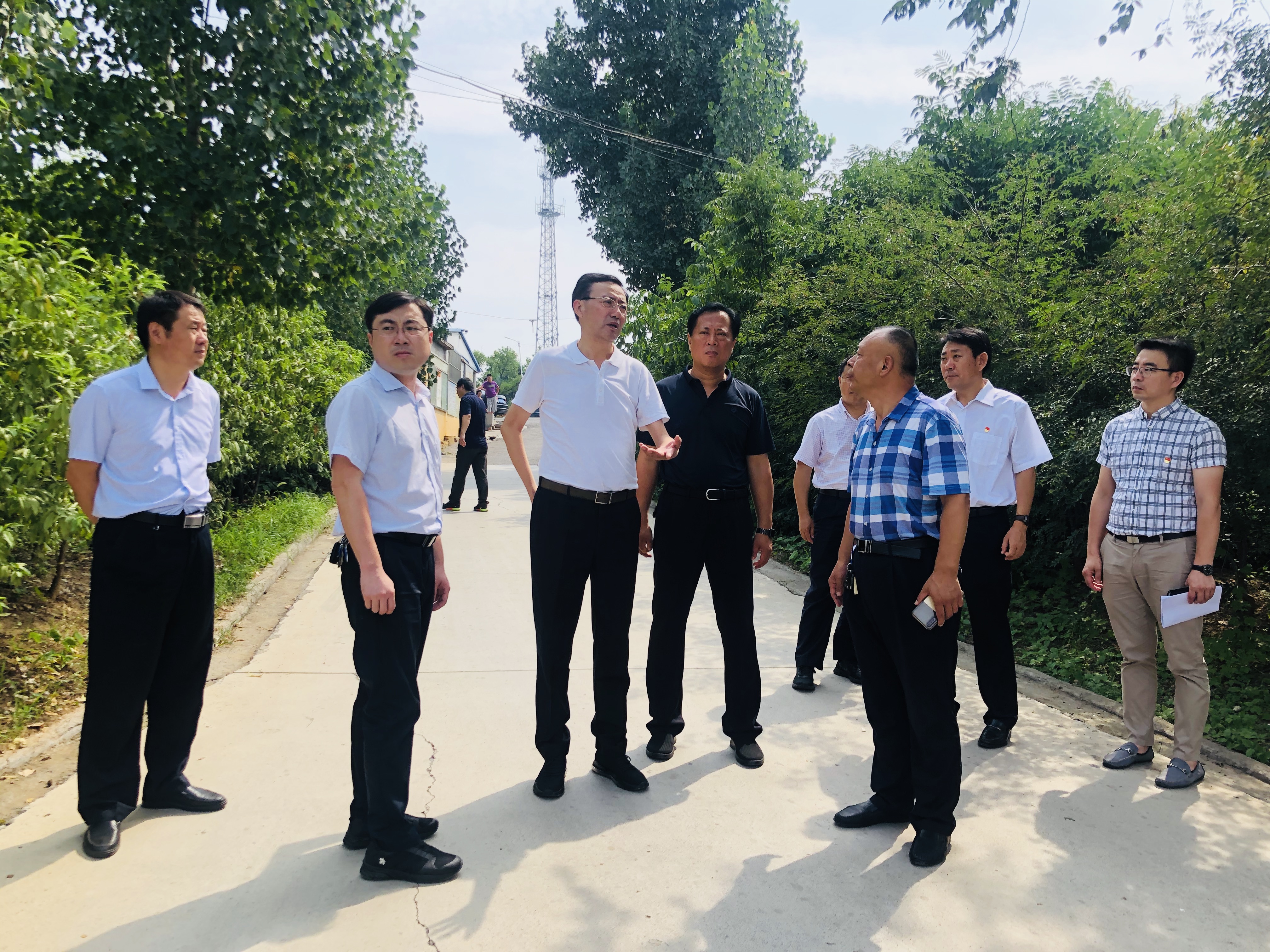 首页 要闻动态 区内要闻 在商家镇东岔村,沙向东实地查看了村庄环境